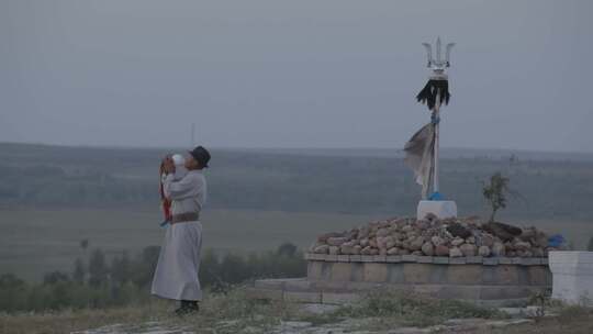 蒙古大草原上有个人在吹螺号视频素材模板下载