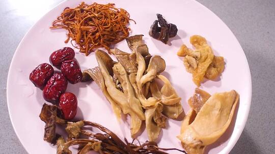 七彩菌菇汤食材