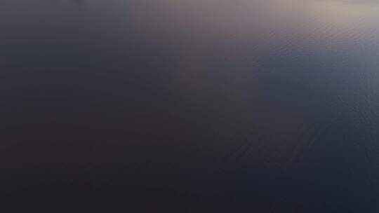 鸟瞰科莫多岛港口日落与帆船，弗洛雷斯，印