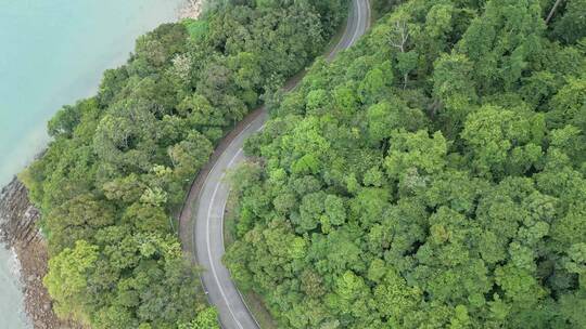 航拍海滩附近的道路