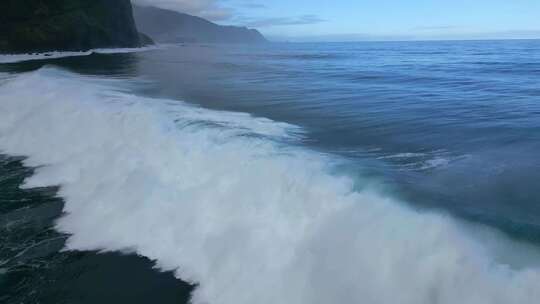 海浪撞击大海的航拍镜头