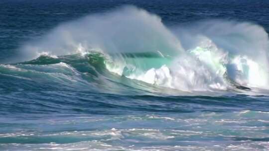 波涛汹涌的浪花海浪海边大海