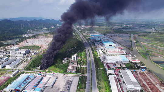 航拍公路旁真实火灾现场浓烟滚滚遮天蔽日