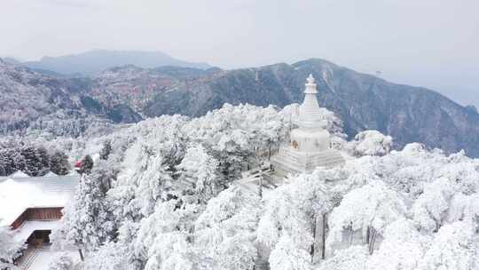 庐山雪中寺庙