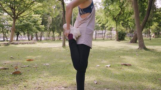 一个女人弯曲膝盖做热身运动