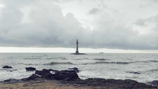 大海边的岩石海浪