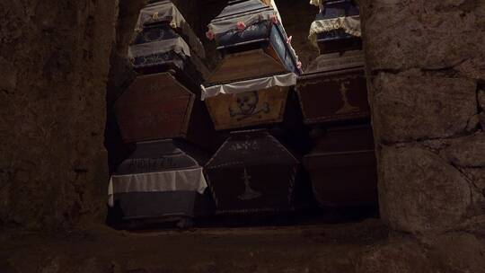 棺材堆在真空地带的坟墓里