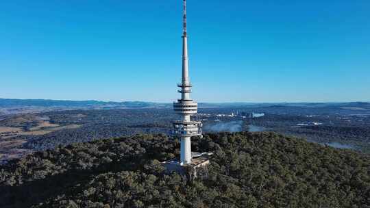 城市航拍澳大利亚堪培拉澳洲电讯塔蓝天白云视频素材模板下载