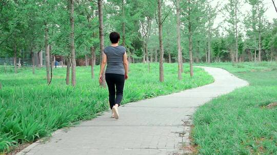 公园散步健身的中国女性