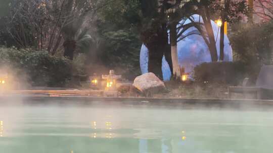 冬天旅游休闲度假温泉泳池蒸汽视频素材模板下载