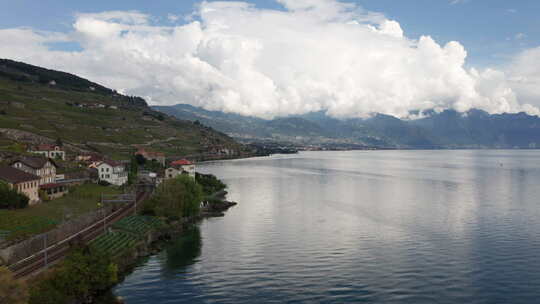 瑞士乡村美丽湖泊附近美丽建筑的天线