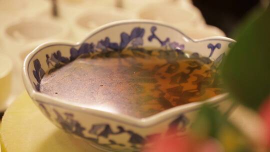 青花瓷碗泡发香菇