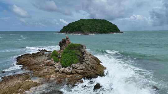 航拍泰国普吉岛拉威奈汉海滩夏季海滨风光