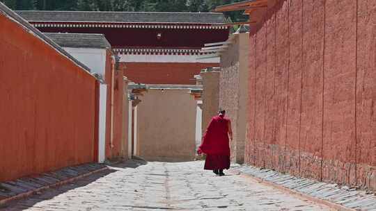 甘肃甘南州拉不楞寺里红袍僧人红墙石板路