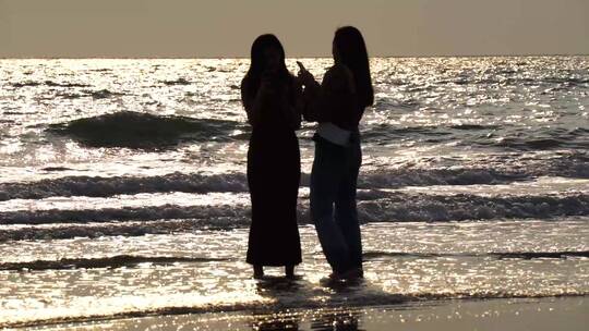 海边聊天的美女视频素材模板下载