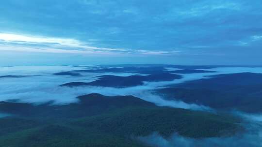 航拍晨曦中辽阔山川云海