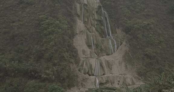 贵州瀑布流水山泉水落下山涧溪流自然风光