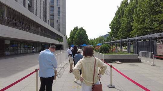 北京城市社区居民在小区街道核酸检测排队