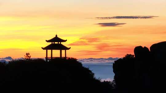 夕阳朝晚霞高山顶凉亭子剪影金色辉煌日出落