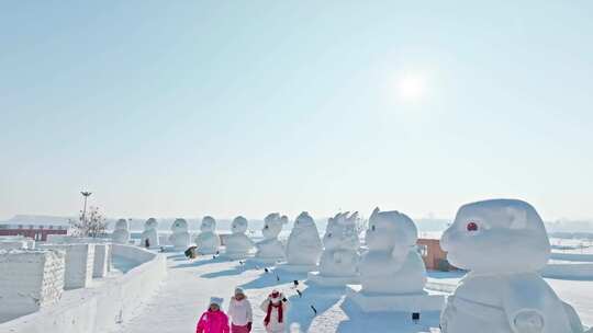 户外雪地上的卡通雪人雕塑十二生肖雪雕东北