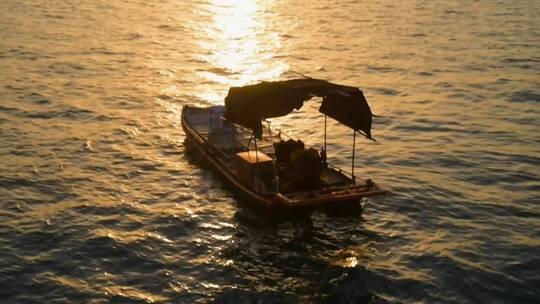 海面上摇曳的渔船视频素材模板下载