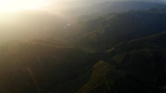 黄土高原地貌植被晨雾