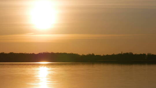 落日照射下的河面