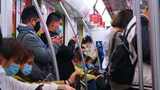 城市乘坐地铁玩手机的年轻人高清在线视频素材下载