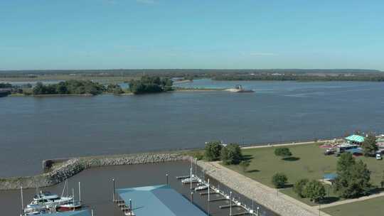 伊利诺伊州奥尔顿河滨港口和密西西比河的无人机镜头视频素材模板下载
