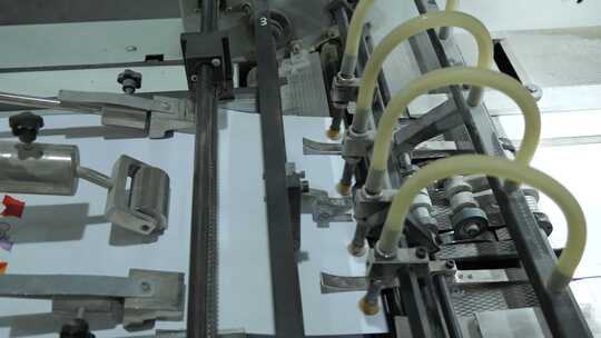 印刷厂里的各种机械设备运行5