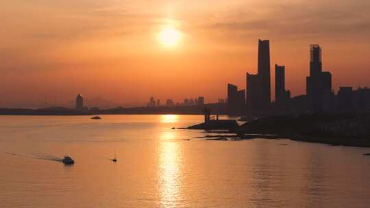 青岛黄昏日落 城市海岸线 夕阳视频素材模板下载