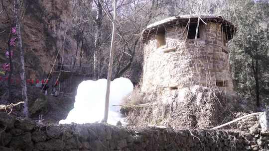 山间石砌圆形建筑