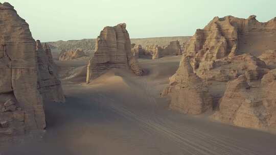 4k航拍新疆无人区震撼的荒漠景色D-LOG格式