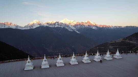 云南香格里拉梅里雪山日照金山航拍4K视频素材模板下载