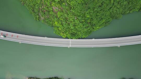 航拍水上最美公路湖北新山