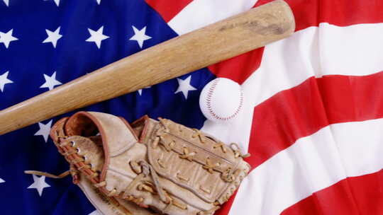 国旗上的棒球、棒球棒和棒球手套视频素材模板下载