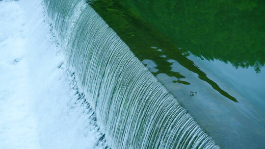 绿水河流瀑布水帘自然风光