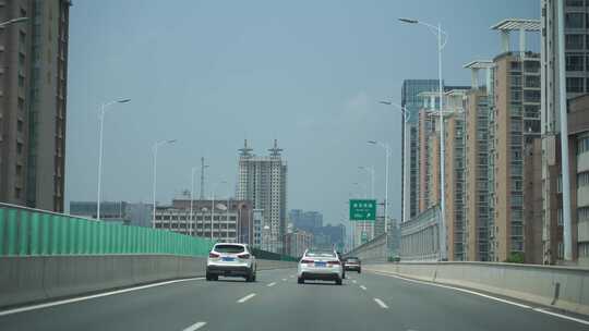 汽车行驶在城市道路车流交通车辆车窗外风景