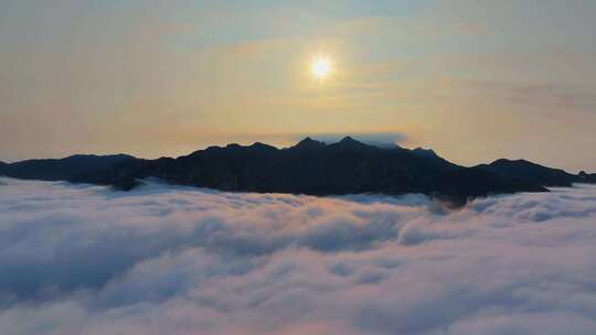 雨后泰山，云海翻腾宛若仙境