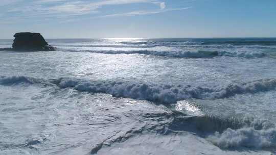 海浪冲上海滩