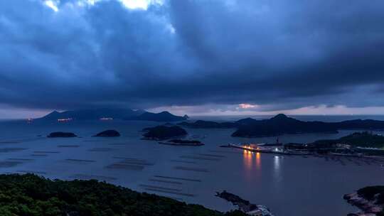 黑云压境早晨的海边云层