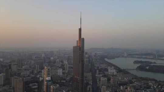 日落晚霞下的紫峰大厦和南京城