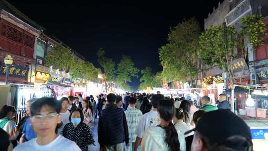 夜晚人群聚集的热闹步行街