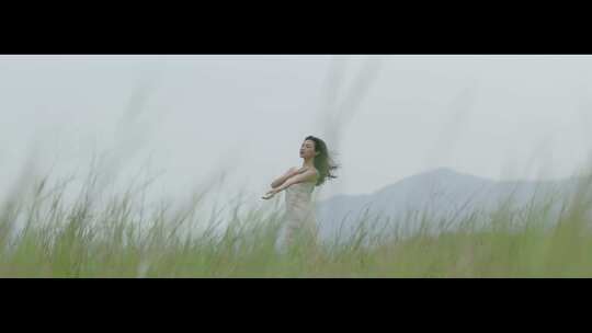 舞者白衣女孩在空旷草原绿洲上跳舞