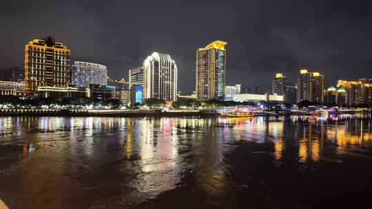 城市夜景灯光倒映在水面的美丽景象