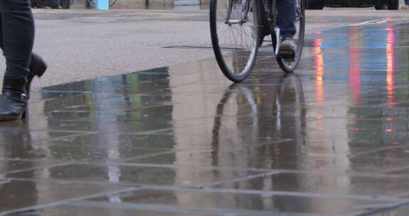 雨滴落在市中心人行道上的长镜头