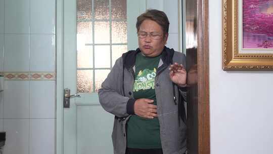 中年女性捂着肚子显痛苦