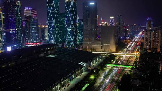 深圳夜晚快速的交通和摩天大楼