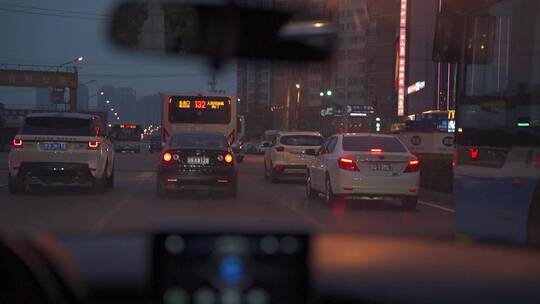 车拍城市道路夜景视频素材模板下载