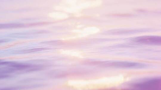 阳光闪烁平静水波面